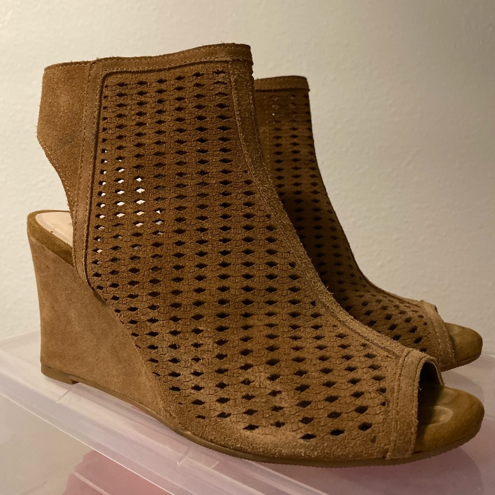 Gently worn I.N.C. Camel wedges, size 6.5